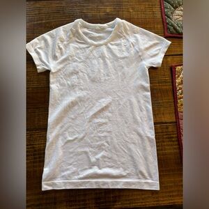 Lululemon Swiftly Tech Short-Sleeve Shirt 2.0
Hip Length